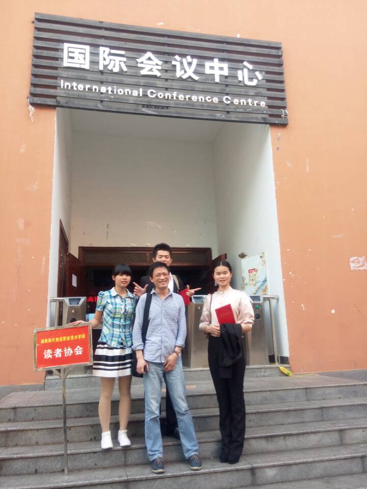 读者协会参赛者合影